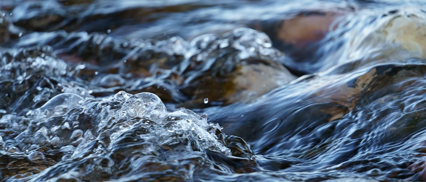 Does moving water have negative ions?